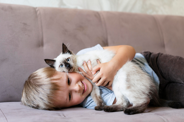 Cómo enseñarle sobre cuidado animal a un niño